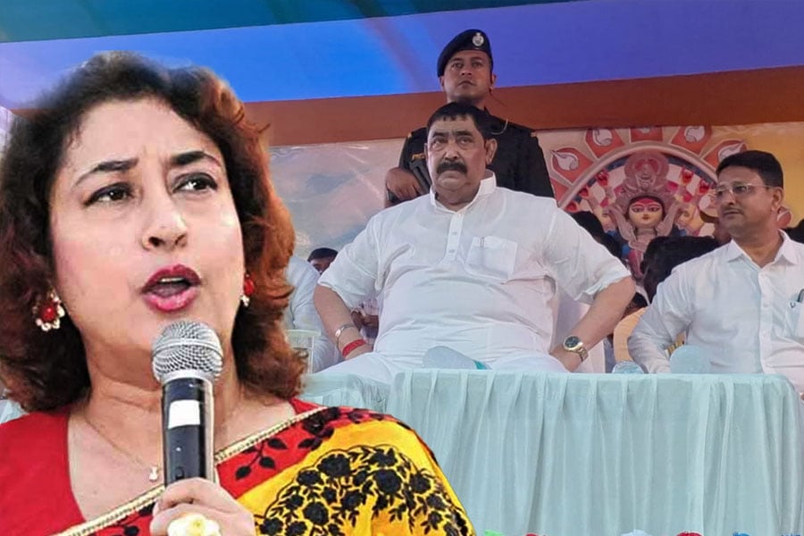 Followers of Anubrata Mondal and Kajal Sheikh involved in sloganeering infront of TMC MP Satabdi Roy