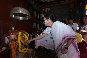 Mamata Banerjee offers puja in Darjeeling Mahakal temple