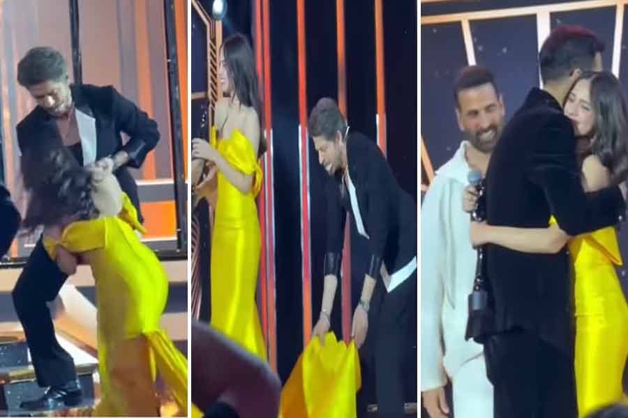 Shah Rukh Khan charmed audiences by helping Laapataa Ladies star Nitanshi Goel on stage