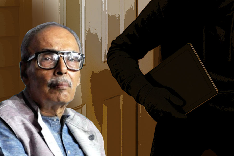 Theft at sirshendu mukherjee's house, police investigating
