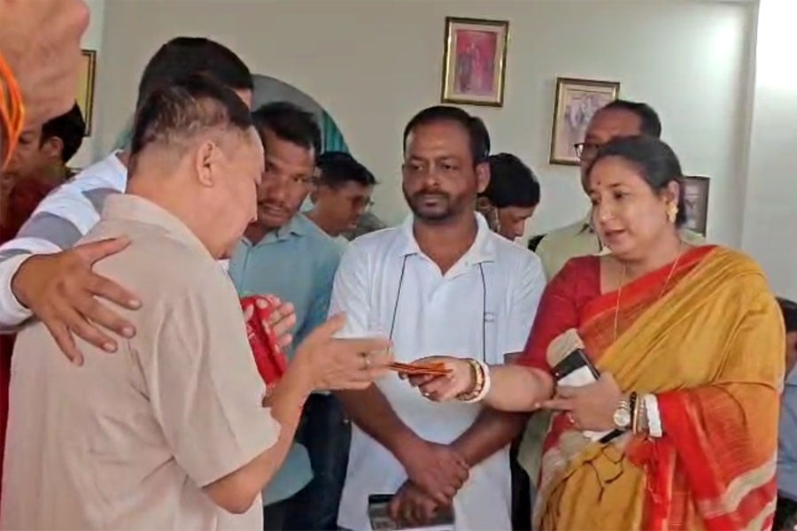 North Bengal Floods | Goutam Deb and TMC Leaders Visit Bereaved Family After Mirik Disaster | Sangbad Pratidin