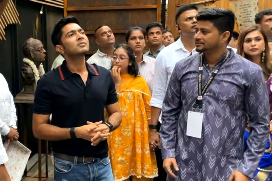 Abhishek Banerjee visited Chaltabagan pandal with his daughter