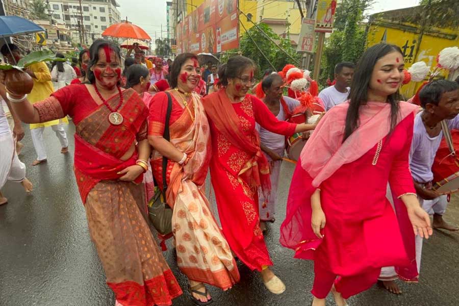 Not Sindoor Khela, Abir Khela is trending in Purulia this year