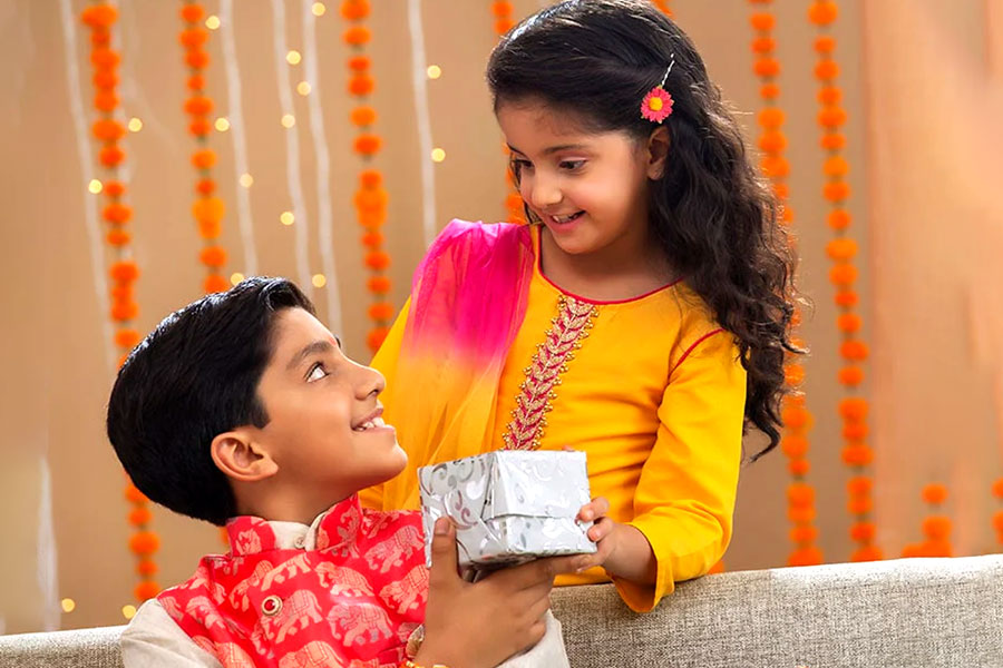 Ideal gadgets to gift for brothers in Bhai phota
