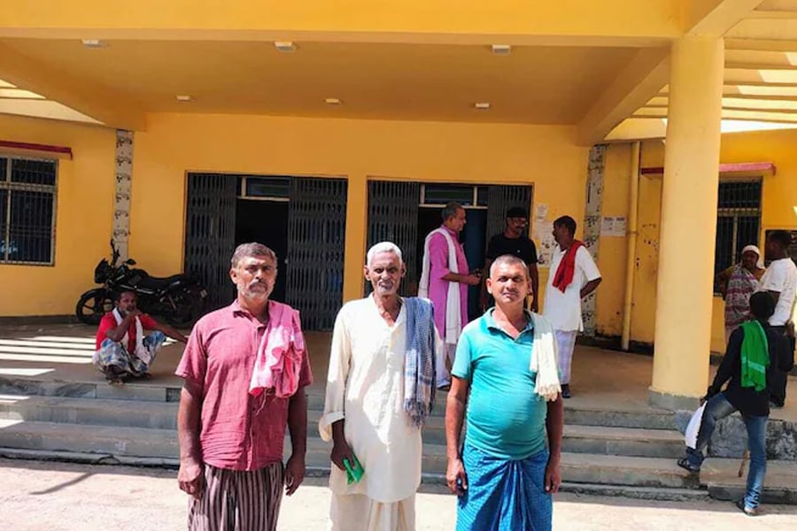 BIhar voter list 5 dead voter reach BDO office to reinstate name
