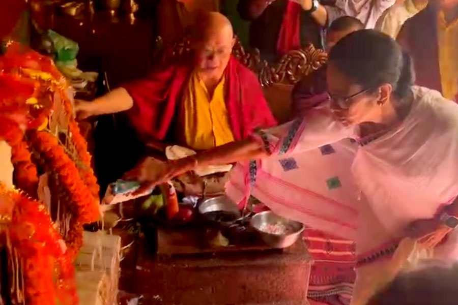 Mamata Banerjee offers puja at Darjeeling Mahakal temple