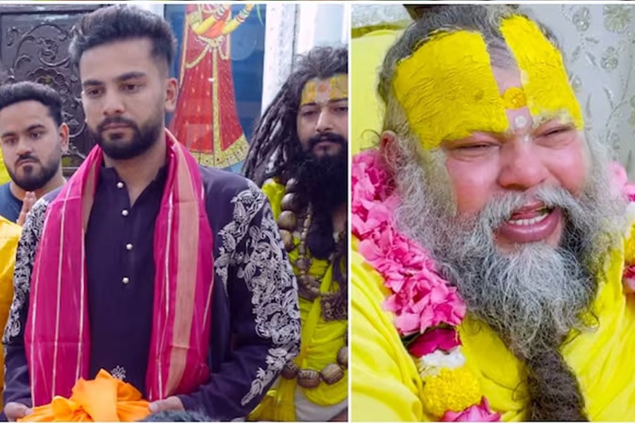 Elvish Yadav visits Premanand's ashram, vows to chant Radha 10,000 times daily