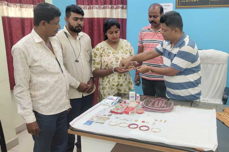 WB transport staff returns bag full of gold ornaments