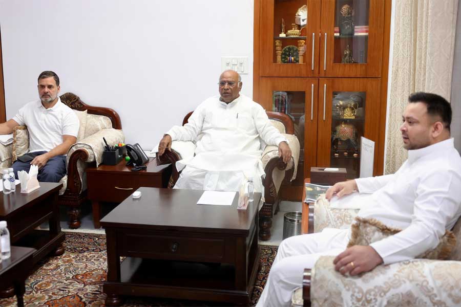 Now Rahul Gandhi and Tejashwi Yadav Meeting for Seat-Sharing of India alliance at Mallikarjun Kharge's House