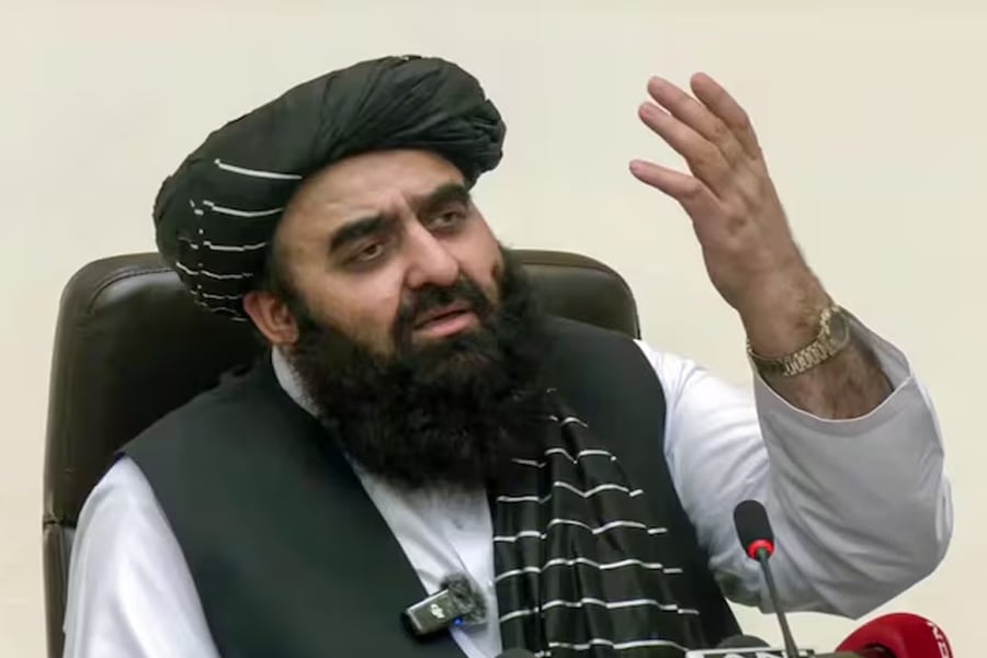 Women journalists are allowed in Taliban foreign ministers press conference