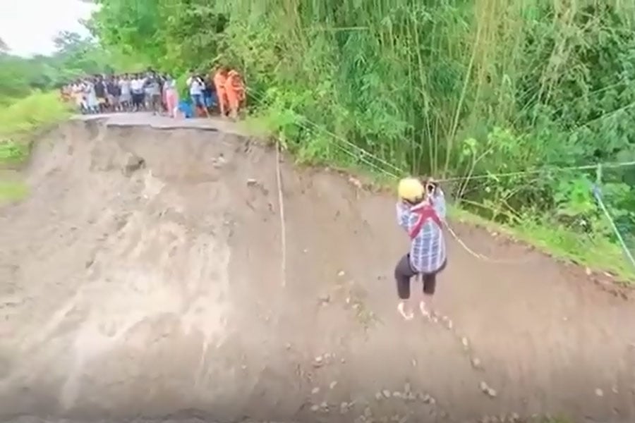 Dr. Irfan Molla used river crossing technic to help people in North Bengal flood