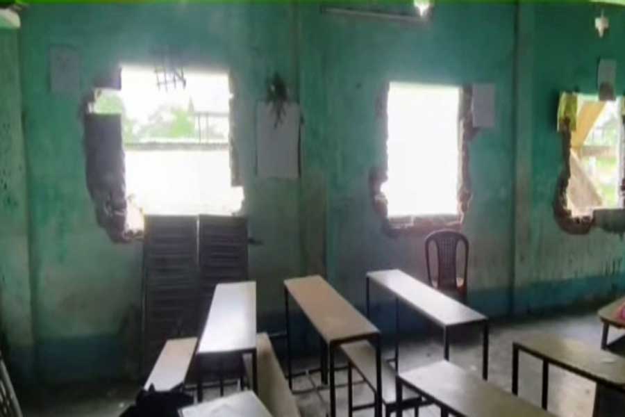 Elephant attack in a school in Malbazar north bengal as class was going on