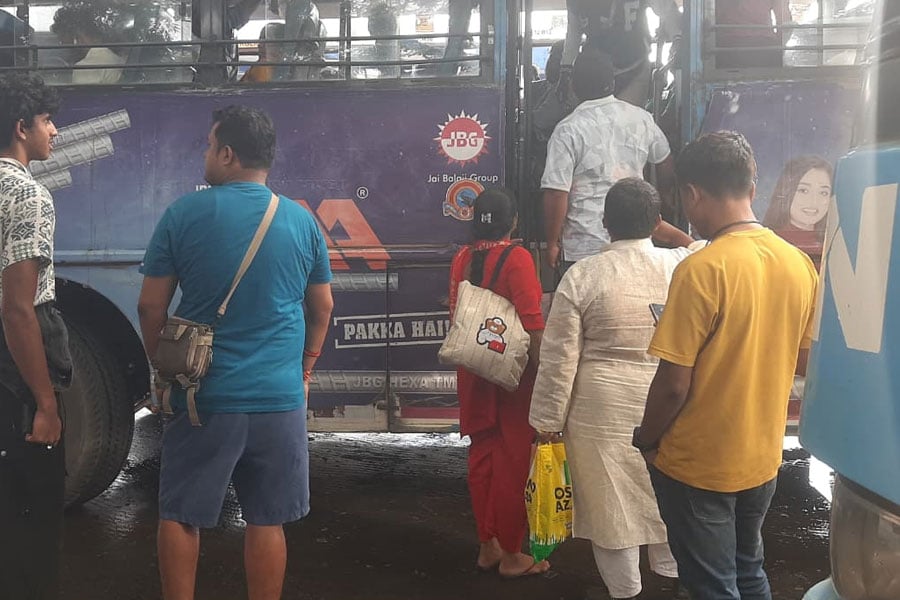 Devastated tourists return to Siliguri from Darjeeling