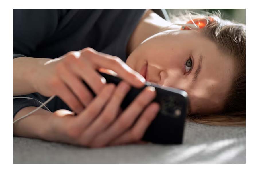 Excessive mobile addiction is an indirect cause of Kyphoscoliosis disease